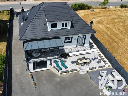 Maison à vendre 349 000 € 9 pièces 4 chambres 185 m² 1 710 m² de terrain Magnet 03260