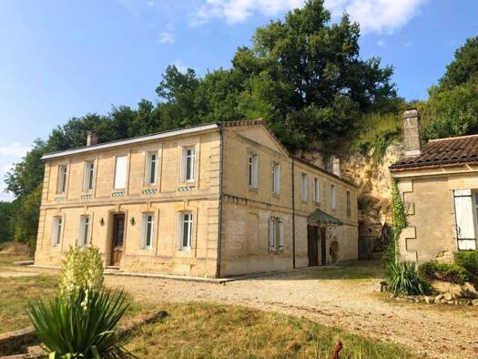 Maison à vendre 450 000 € 8 pièces 4 chambres 280 m² 8 700 m² de terrain Bourg 33710
