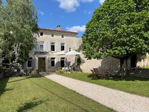 Maison à vendre 672 000 € 7 pièces 4 chambres 350 m² 2 500 m² de terrain Saint Ausone-Saint Martin-Saint Gelais Angoulême 16000
