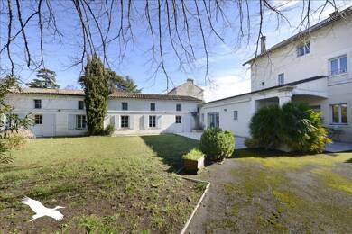 Maison à vendre 550 000 € 13 pièces 9 chambres 415 m² 1 237 m² de terrain Centre Ville La Couronne 16400