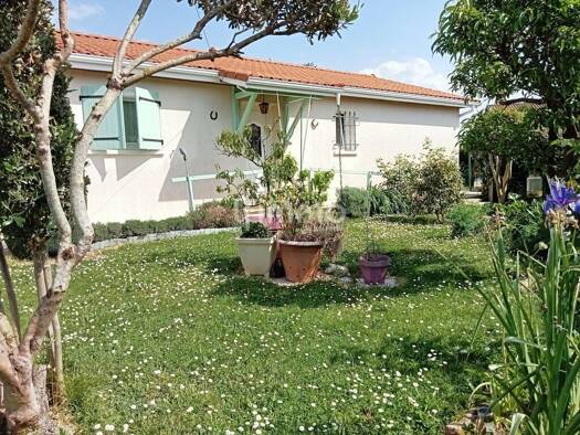 Maison de plain-pied à vendre 210 300 € 5 pièces 4 chambres 102,87 m² 801 m² de terrain Villecomtal-sur-Arros 32730