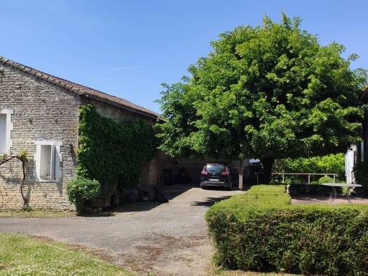 Maison à vendre 276 000 € 9 pièces 7 chambres 294 m² 2 363 m² de terrain Brie 16590