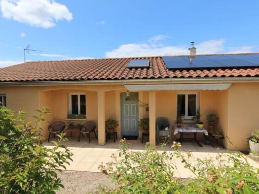 Maison de plain-pied à vendre 215 000 € 4 pièces 2 chambres 107 m² 964 m² de terrain Lacrost 71700