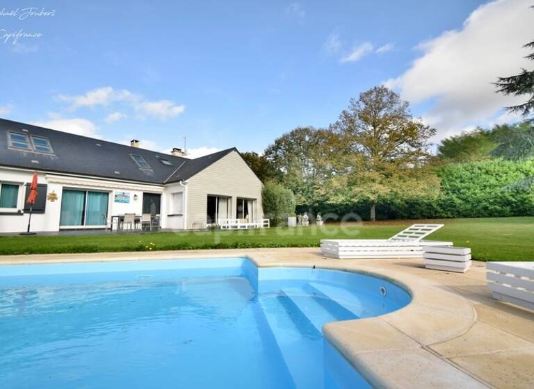 Maison à vendre 425 000 € 8 pièces 6<br/>chambres 306 m²<br/>superficie 4 400 m²<br/>terrain La Chapelle-Saint-Aubin 72650