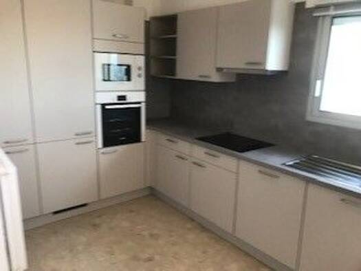 Appartement à louer 1 965 € 3 pièces 2 chambres 91,4 m² Étage 1/3 Divonne-les-Bains 01220