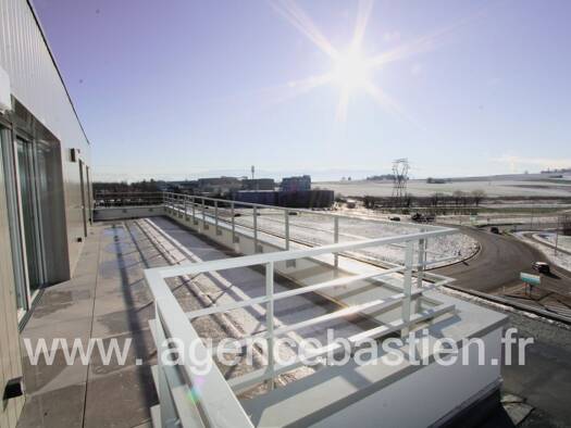 Appartement à louer 2 200 € 4 pièces 3 chambres 73,2 m² Étage 5/5 Est Saint-Genis-Pouilly 01630