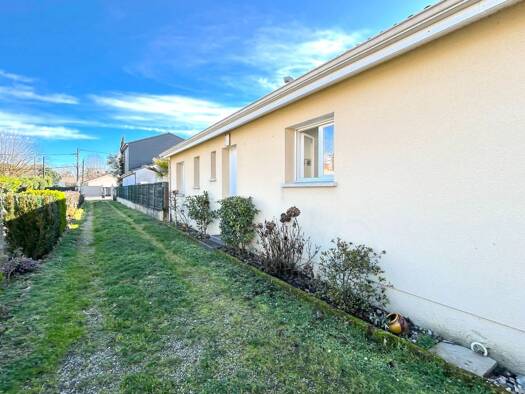 Maison de plain-pied à louer 1 490 € 4 pièces 3 chambres 83 m² 471 m² de terrain Est Parempuyre 33290