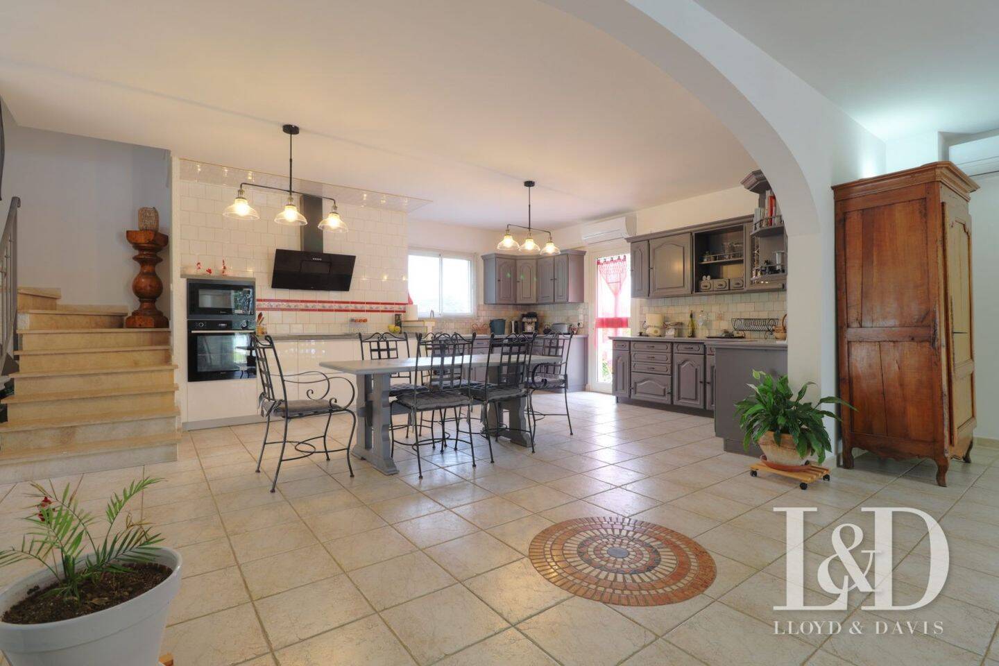Maison à vendre, 239m², SAINT QUENTIN LA POTERIE