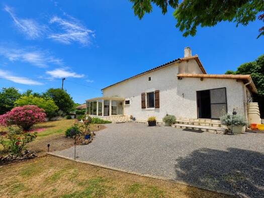 Maison à vendre 185 000 € 4 pièces 3 chambres 135 m² 12 275 m² de terrain Cellefrouin 16260