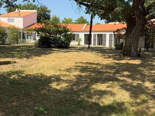 Maison à vendre 1 390 000 € 10 pièces 5 chambres 565 m² 4 112 m² de terrain Montaigu Vendee 85600