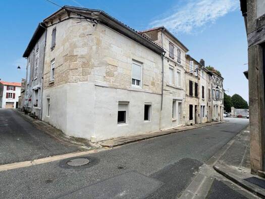 Maison de ville à vendre 163 900 € 6 pièces 4 chambres 139 m² 102 m² de terrain Centre Ville Saint-Maixent-l'École 79400
