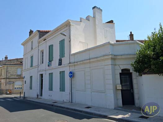 Maison à vendre 299 500 € 11 pièces 7 chambres 286 m² 312 m² de terrain Sud Pauillac 33250