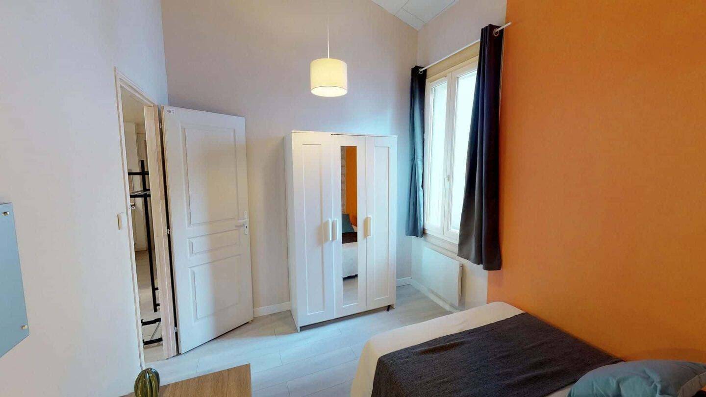 Chambre dans le 33 cours Gambetta - Colocation — 2