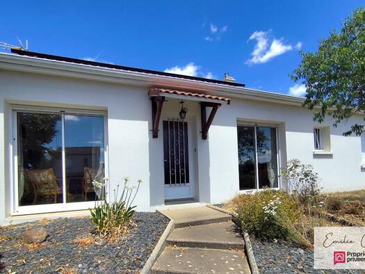 Maison de plain-pied à vendre 218 400 € 5 pièces 3 chambres 89 m² 681 m² de terrain Maulévrier 49360
