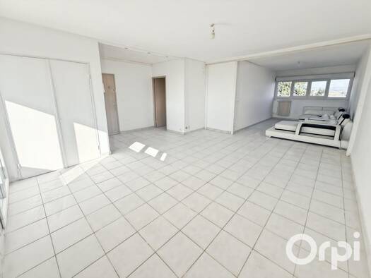 Appartement à louer 710 € 3 pièces 2 chambres 71,3 m² Étage 3/3 Sud Est Pierrelatte 26700