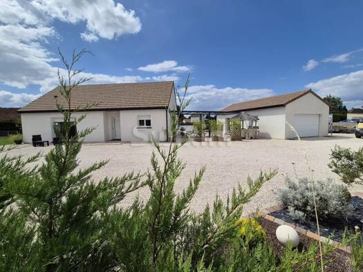 Maison de plain-pied à vendre 299 000 € 5 pièces 3 chambres 100 m² 1 509 m² de terrain Saint-Germain-du-Plain 71370
