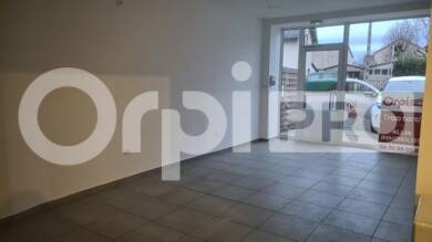 Local commercial à louer 600 € 74,7 m² de surface de vente Huriel 03380
