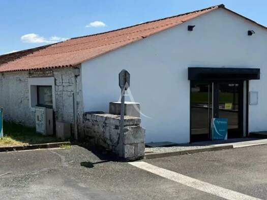 Local commercial à louer 1 000 € 127 m² de surface de vente Sainte-Gemme-la-Plaine 85400