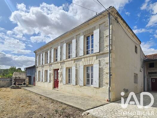 Maison à vendre 200 000 € 8 pièces 4 chambres 166 m² 2 696 m² de terrain Loiré-sur-Nie 17470