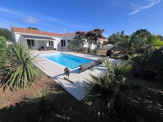 Maison de plain-pied à vendre 372 500 € 7 pièces 6 chambres 144 m² 850 m² de terrain Saint-André-de-Lidon 17260