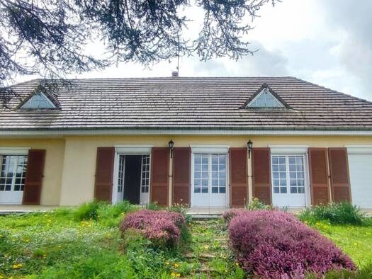 Maison de plain-pied à vendre 138 900 € 8 pièces 6 chambres 132 m² 4 193 m² de terrain Le Teilleul 50640