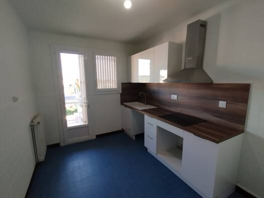 Appartement à louer 580 € 2 pièces 1 chambre 52 m² Étage 4/4 Bagnols sur Ceze 30200