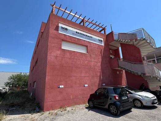 Local commercial à vendre de 1.1M à 1.7M € 864 m² de surface de vente Ouest-La Plaine Gémenos 13420