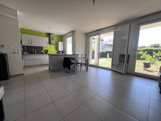 Appartement à louer 1 300 € 4 pièces 3 chambres 76 m² RDC Fleury Merogis 91700