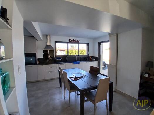 Maison à louer 1 175 € 5 pièces 3 chambres 129 m² 25 m² de terrain La Chapelle-Heulin 44330