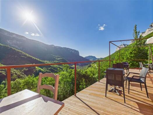 Hôtel à vendre Fonds de commerce 725 000 € 1 000 m² d'espace de restauration Échevis 26190