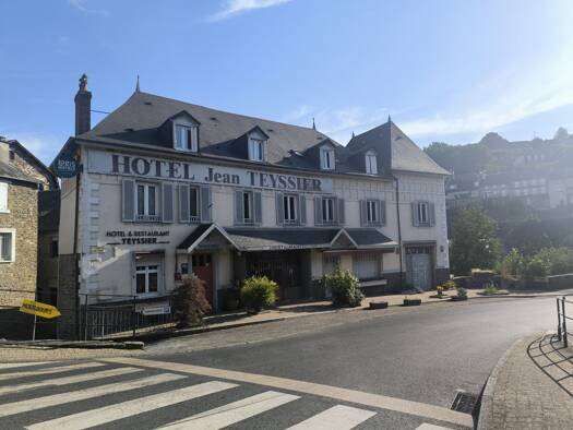 Hôtel à vendre Fonds de commerce 336 000 € 23 pièces 1 500 m² d'espace de restauration Uzerche 19140
