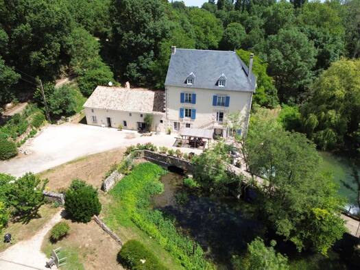 Villa à vendre 720 000 € 19 pièces 6 chambres 495 m² 43 044 m² de terrain Vivonne 86370