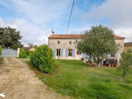 Maison à vendre 296 520 € 6 pièces 4 chambres 240 m² 1 187 m² de terrain Saint-Martin-de-Juillers 17400