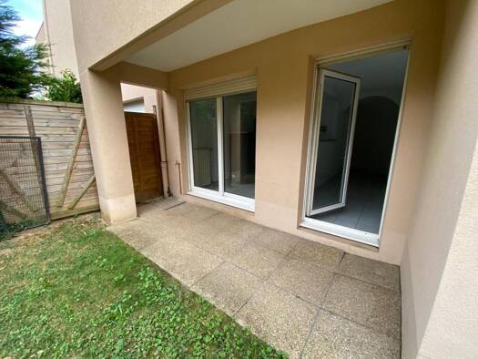 Appartement à louer 920 € 2 pièces 1 chambre 54 m² RDC Saint-Genis-Laval 69230