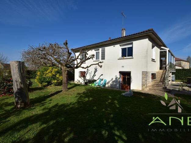 Maison à vendre 160 200 € 4 pièces 2 chambres 127 m² 950 m² de terrain La Rochefoucauld-en-Angoumois 16110