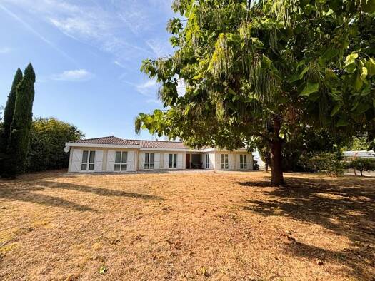 Maison de plain-pied à vendre 379 800 € 7 pièces 5 chambres 217 m² 1 845 m² de terrain Antran 86100