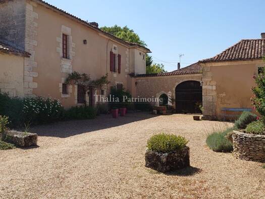 Villa à vendre 440 000 € 16 pièces 10 chambres 390 m² 28 000 m² de terrain Mareuil 24340