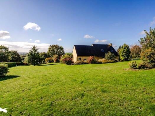 Maison de plain-pied à vendre 234 300 € 4 pièces 3 chambres 126 m² 3 481 m² de terrain Loqueffret 29530
