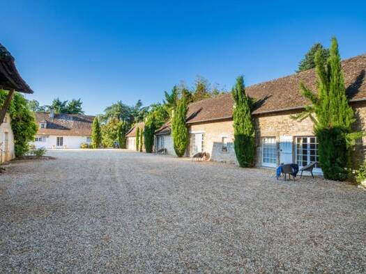 Maison à vendre 1 595 000 € 8 pièces 6 chambres 400 m² 30 000 m² de terrain Beaune 21200