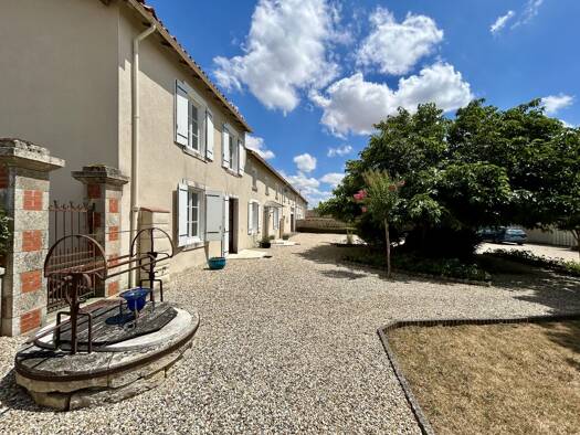 Maison à vendre 350 000 € 14 pièces 7 chambres 338,1 m² 3 660 m² de terrain Loubigné 79110