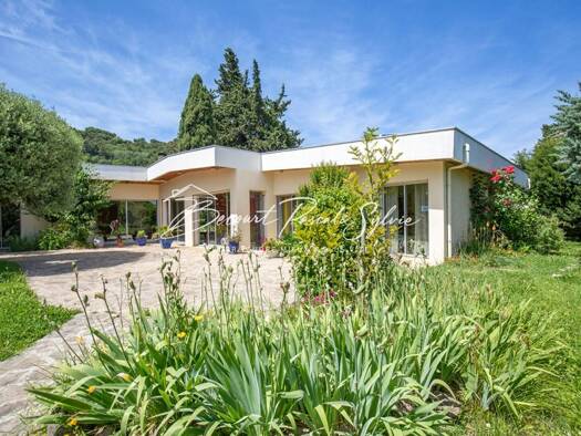 Maison à vendre 395 000 € 6 pièces 5 chambres 179 m² 2 721 m² de terrain Centre Ville Le Teil 07400