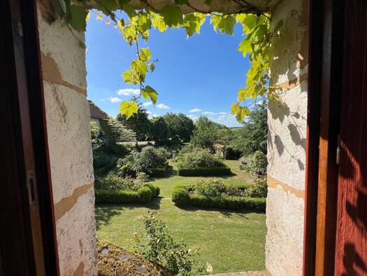Maison de plain-pied à vendre 550 000 € 6 pièces 3 chambres 200 m² 9 100 m² de terrain Assigny 18260