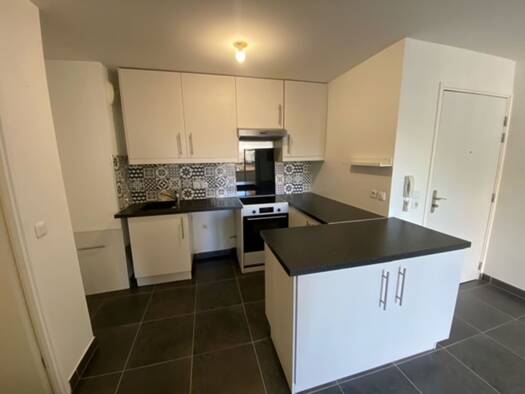 Appartement à louer 1 180 € 3 pièces 2 chambres 56 m² RDC Centre Ville Sevran 93270