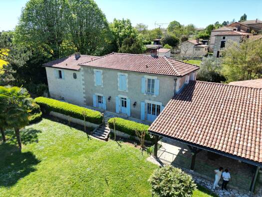Villa à vendre 307 110 € 11 pièces 7 chambres 181,53 m² 14 527 m² de terrain Moulins-sur-Tardoire 16220