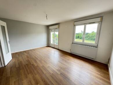 Appartement à vendre 112 300 € 5 pièces 3 chambres 92 m² Dernier étage, Étage 3/3 Saintes 17100