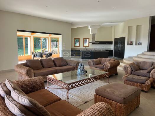 Maison à louer 5 950 € 7 pièces 5 chambres 243 m² 1 200 m² de terrain Collonges Au Mont d Or 69660