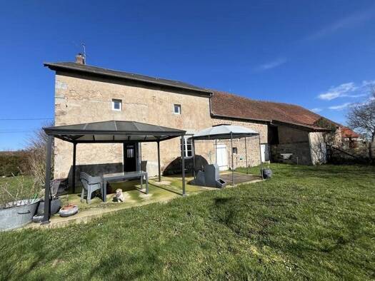 Maison de plain-pied à vendre 150 500 € 4 pièces 2 chambres 125 m² 1 473 m² de terrain Saint-Fiel 23000