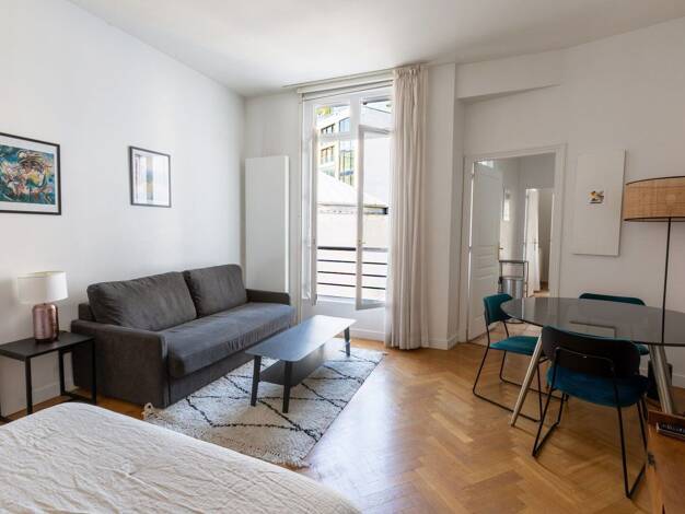 Appartement à louer 1 600 € 1 pièce 37,7 m² 4ème étage Elysées-Madeleine Paris 8ème 75008