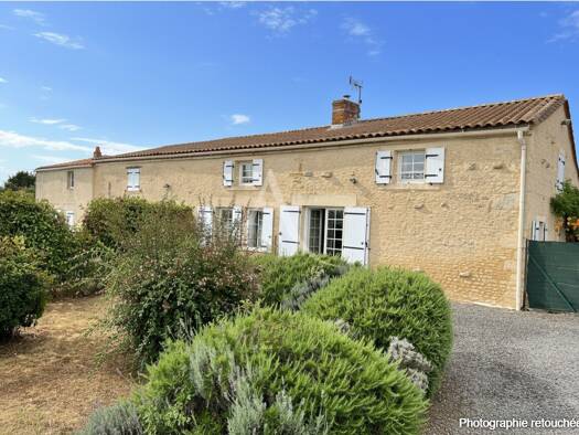 Maison à vendre 260 400 € 4 chambres 183 m² 1 555 m² de terrain Pouillé 85570