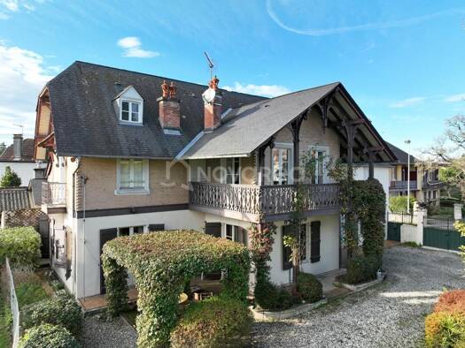 Maison à vendre 423 000 € 10 pièces 7 chambres 265 m² 1 027 m² de terrain Gelos 64110